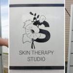 Logo a reklamný nápis Skin Therapy na totem